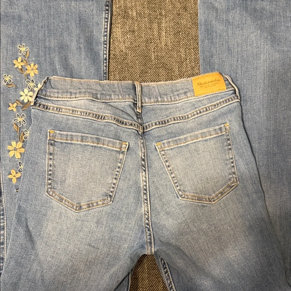 Abercrombie Kids Size 15/16 Medium Blue Floral Embroidered Jeans - Picture 4 of 6